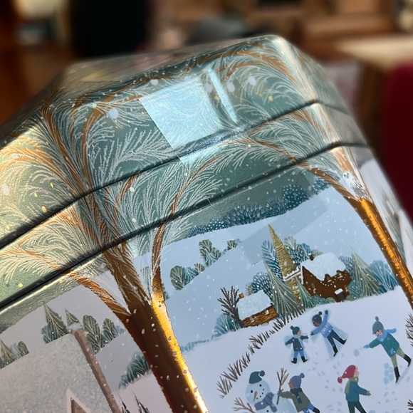 Target snowy Christmas cookie tin rotating light projector - Picture 4 of 4